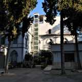 L�istituto � alloggiato in un edificio ottocentesco, il cui parco � confinante con villa Larocca. Una suora ci consente di entrare per fare delle foto, ma ci avverte: �Solo nel giardino perch� qui ci sono molti minori�. Dal punto di vista strutturale comunque dell�antica costruzione � rimasto ben poco, avendo subito negli anni numerosi lavori di ampliamento